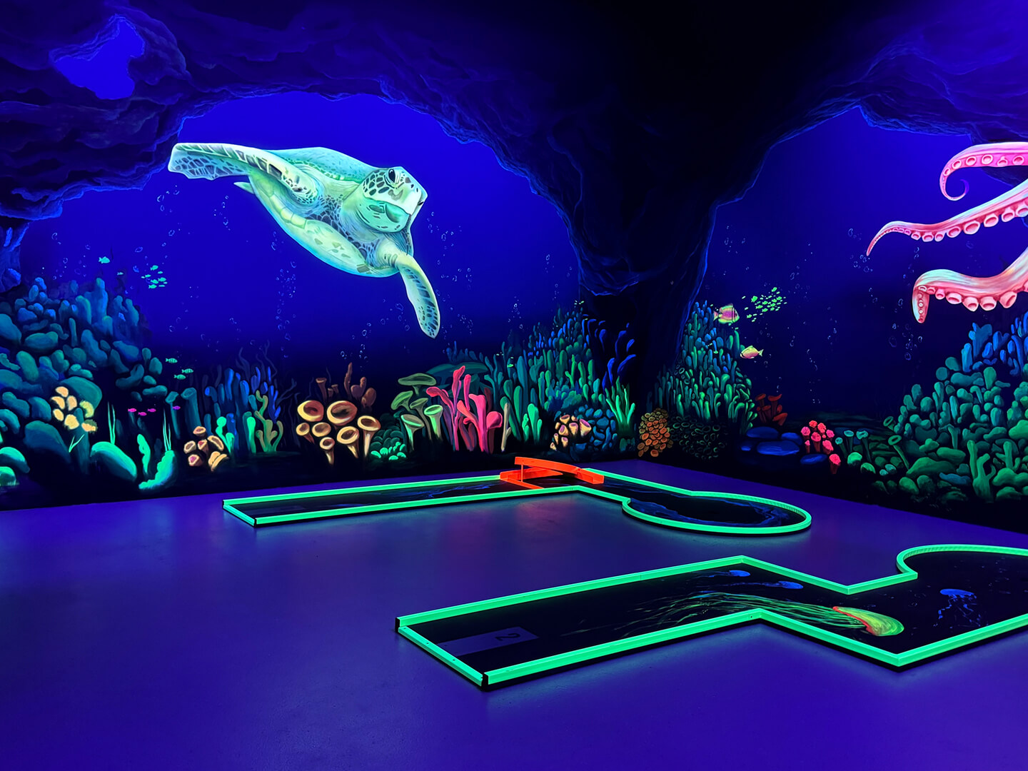 3D schwarzlicht Minigolf mit verazubernden Motiven.